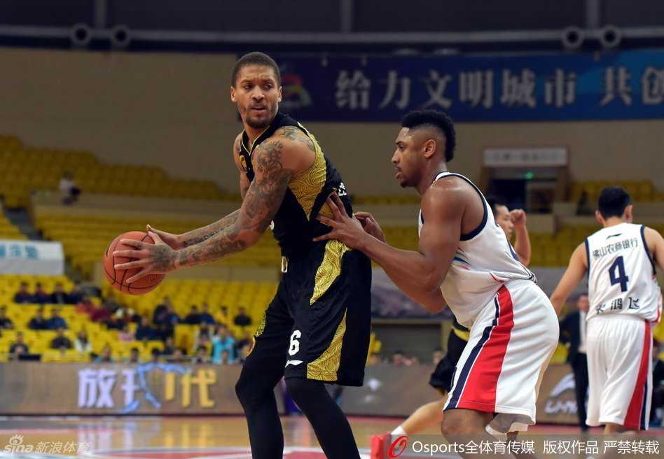 迈克尔·比斯利在三人合围中轻舒猿臂，柔和手感让篮球精准坠入篮网，仿佛将球场变成纽约洛克公园的街球圣地