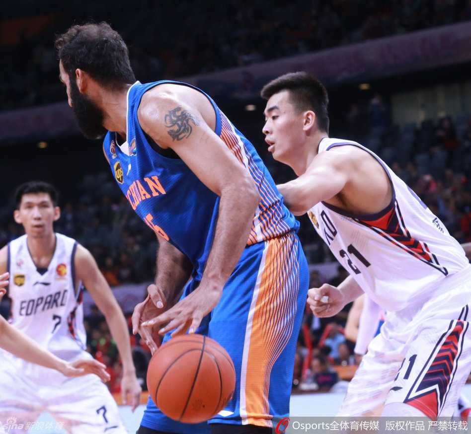 吉布森如同闪电般撕开广厦防线，在空中与防守者对抗后身体扭曲失去平衡，但依然凭借超强核心力量将球高抛送入篮筐