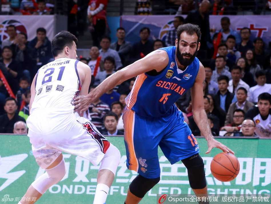 浙江队外援海尔斯如同灵猫一般穿梭于八一防线，在许钟豪封盖之前指尖轻轻挑篮，篮球擦板入筐动作一气呵成