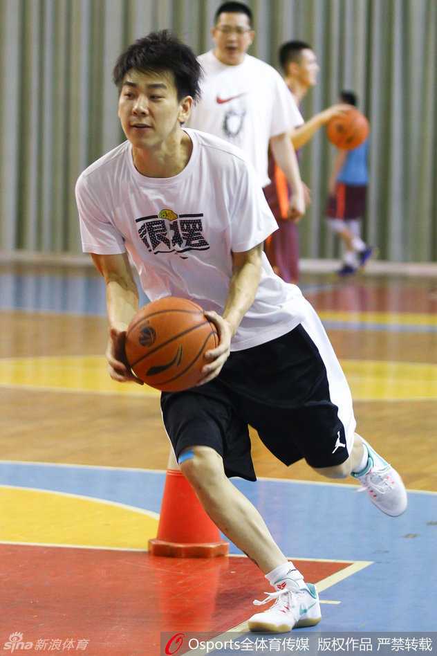 训练中的胡卫东亲自拿起篮球，为队员们示范运球突破的动作要领，他身形矫健，依稀可见当年“中国乔丹”在赛场上的潇洒风采。