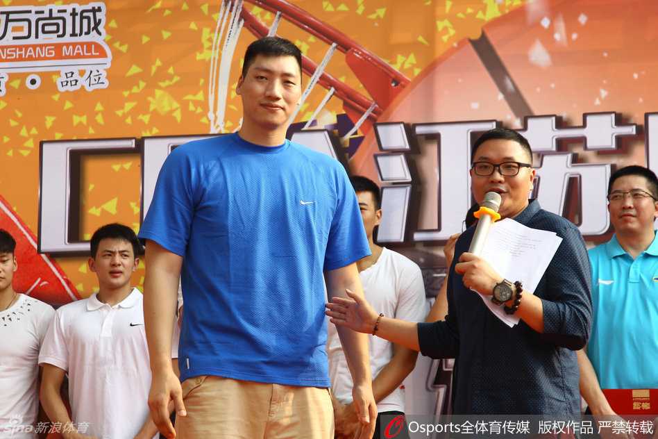 江苏篮球传奇胡卫东在台下就坐，神情专注地望着场内，即使静静坐着，也难掩“中国乔丹”的威严与气场。