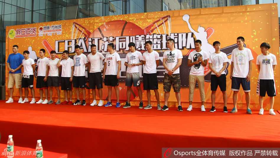 活动现场活力四射的啦啦队宝贝们，用动感的舞姿和灿烂的笑容为见面会助兴，成为篮球场边最亮眼的风景。