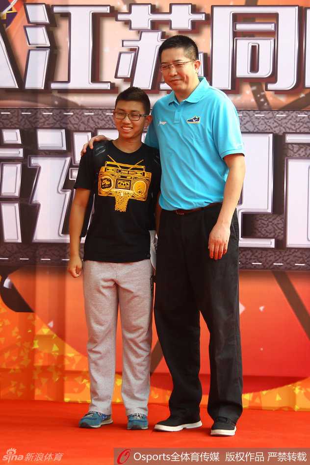 互动游戏环节中，球迷们积极参与现场小游戏，无论是投篮还是技巧挑战，都玩得十分投入，享受篮球带来的纯粹快乐。