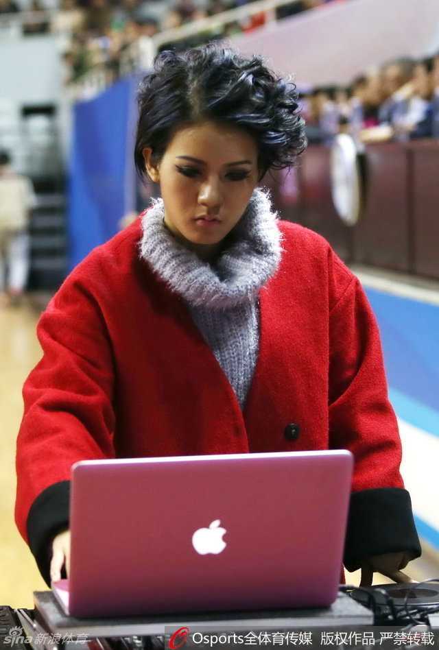 CBA赛场灯光下，江苏肯帝亚美女DJ焕新亮相，利落短发搭配精致容颜，神情专注地调试着设备，侧颜线条美得令人心动。