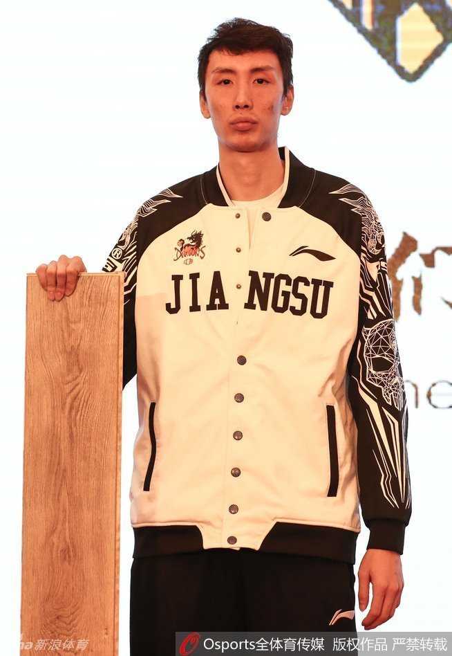 江苏男篮的三名外援马尚·布鲁克斯、萨缪尔斯等在人民大会堂前合影，背景是开阔的广场与宏伟建筑，他们面带微笑对新赛季充满期待。