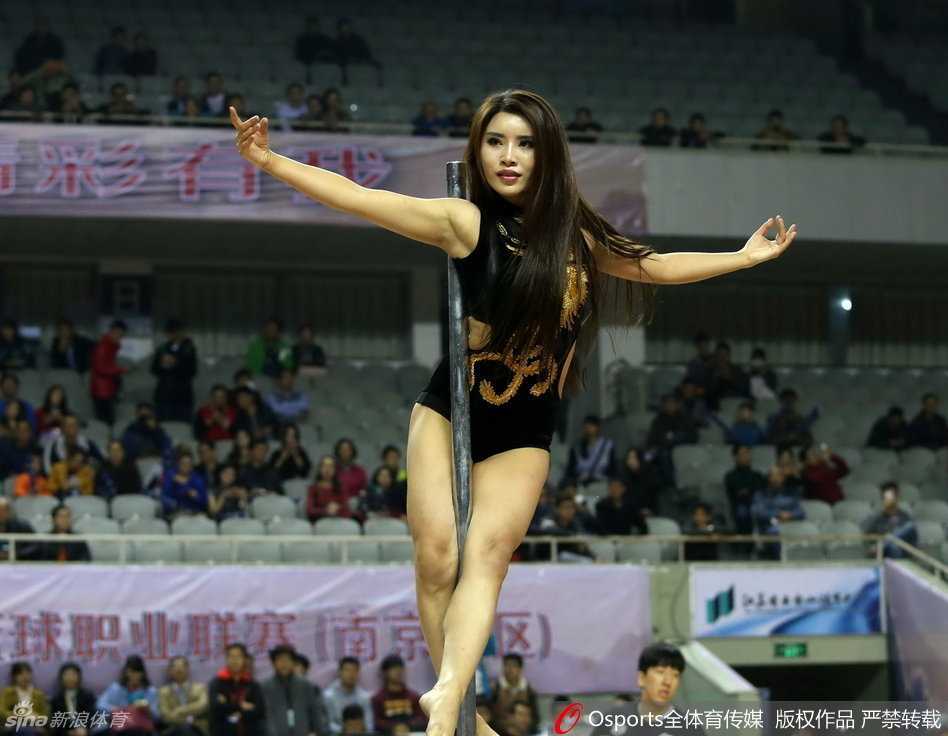 伴随着劲爆的电子鼓点，舞台上光影交错，特邀女DJ用她那充满节奏感的双手掌控着全场的脉搏，为激烈的篮球对抗注入了最时尚的律动元素。