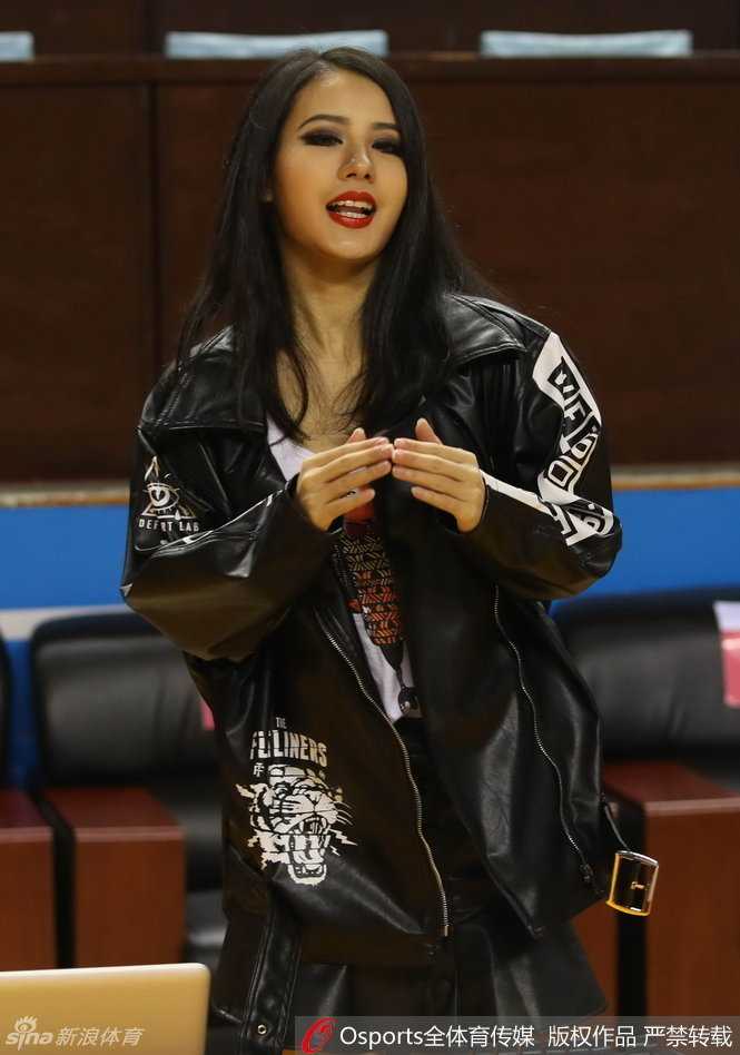 DJ台上美女打碟手随着音乐摇摆，她身后的背景板映出CBA logo，预示着古老的职业篮球联赛正在吸纳最潮流的年轻文化，焕发出全新的生机。