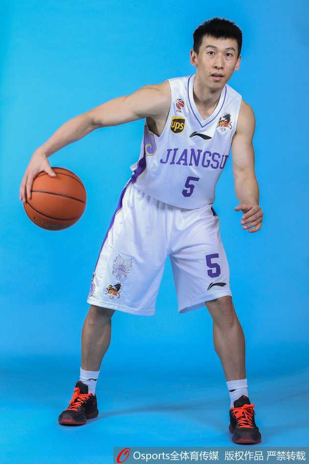 队员巡礼环节，肯帝亚众将帅依次亮相，从老将胡雪峰到新锐戎浩峰，每一张脸庞都写满了对新赛季的渴望与庄严承诺。