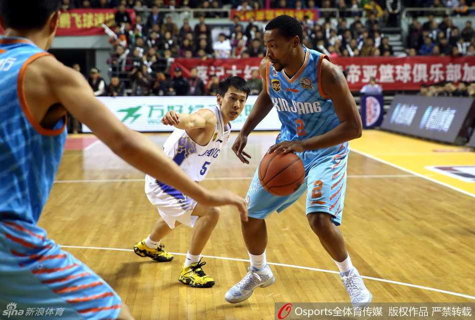 柳伟与周琦篮下双双倒地瞬间，尘土飞扬，肌肉碰撞的火花仿佛穿透屏幕