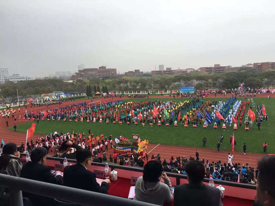 近距离镜头下，刘炜神情肃穆而专注，紧握旗杆的手孔武有力，展现出一名老将对荣誉的珍视。