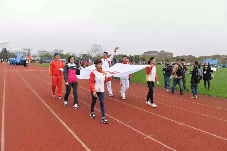 护旗队伍中的奥运冠军李菊格外抢眼，世界冠军们的加持，使得这场校园体育盛事星光璀璨。
