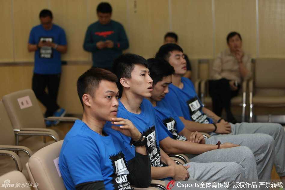 上海男篮新赛季发布会上，身为球队老板的姚明被媒体记者团团围住，他难掩心中喜悦，开怀大笑，眼神中透露出对新赛季阵容的十足信心与期待。