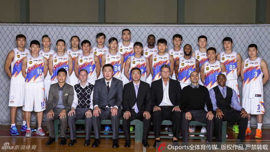 新核刘晓宇与队友们并肩站立，在这张球员合影中，他坚定的眼神预示着即将在上海滩掀起的蓝色风暴。