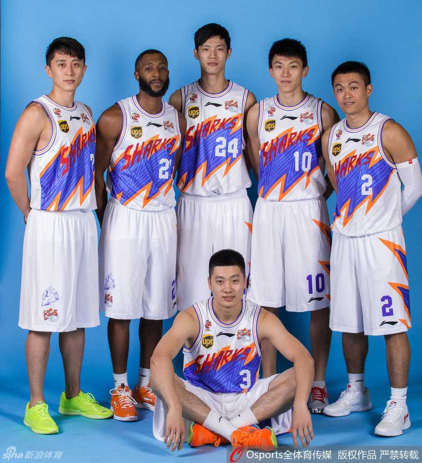 后场发动机们悉数亮相，王泽众、任鹏鹏等年轻后卫眼神中充满朝气，他们是上海滩未来的速度担当。