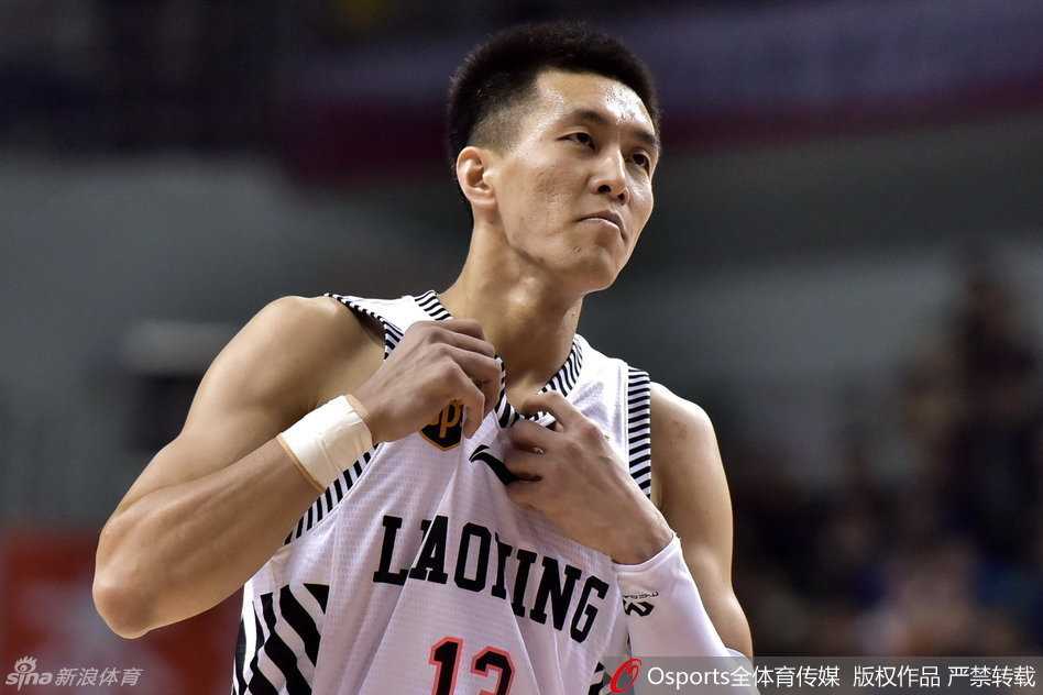 尽管失利，但辽宁男篮的吉祥物依然卖力地为球队助威，希望用热情感染场上的队员