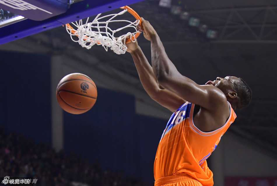 客队替补席上，赵继伟神情落寞地看着场上，这场国字号后卫的对决让他感受到了前所未有的压力