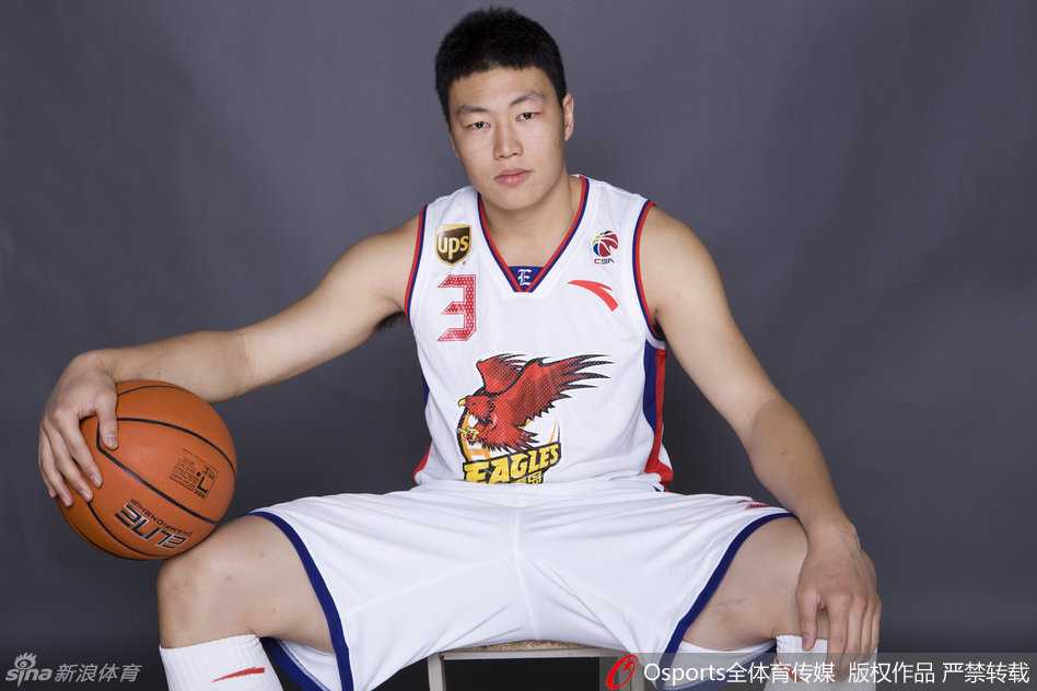 李根在上海队时期，青涩的脸庞上挂着汗珠，但目光中已透露出初生牛犊不怕虎的锐气