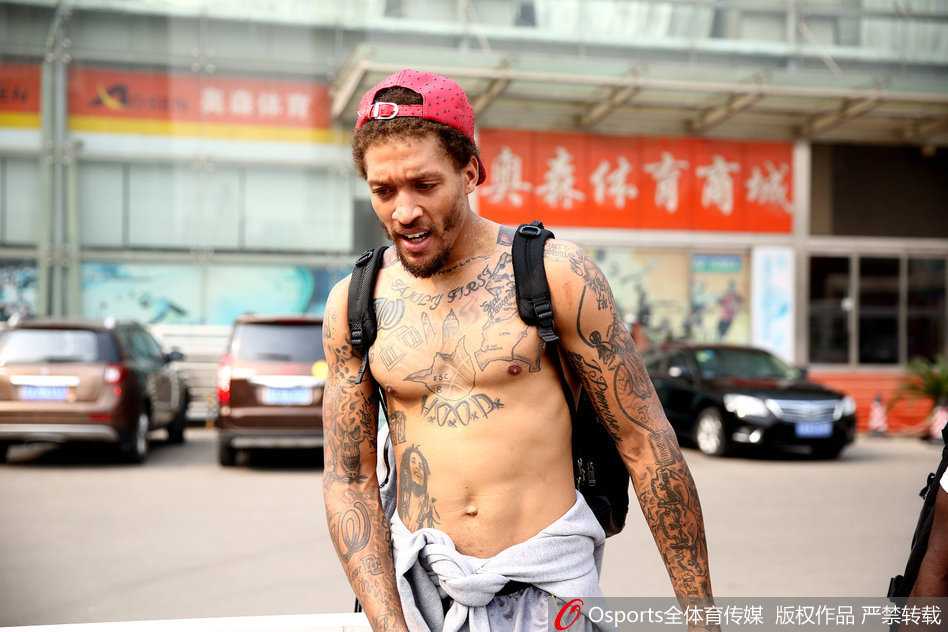 刺眼的阳光透过窗洒在比斯利身上，他赤裸着上身露出满背的精美图腾，正专注地听着外教凯撒的战术部署，肌肉线条充满力量感。