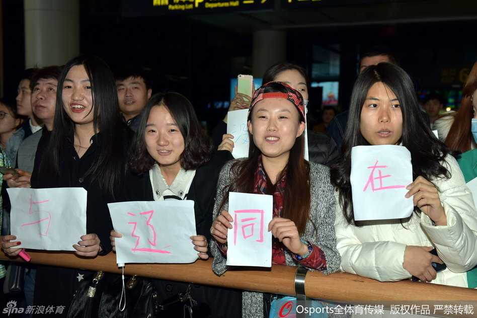 手举“与辽篮同在”标语的球迷，眼神中透露出坚定与执着，他们是球队最坚实的后盾，用守候诠释着何为不离不弃。