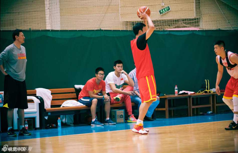 看完了精彩的战术配合，孙杨身体后仰放松，仿佛自己刚刚完成了一次成功的防守，那种参与感让他完全沉浸在了篮球的世界里。