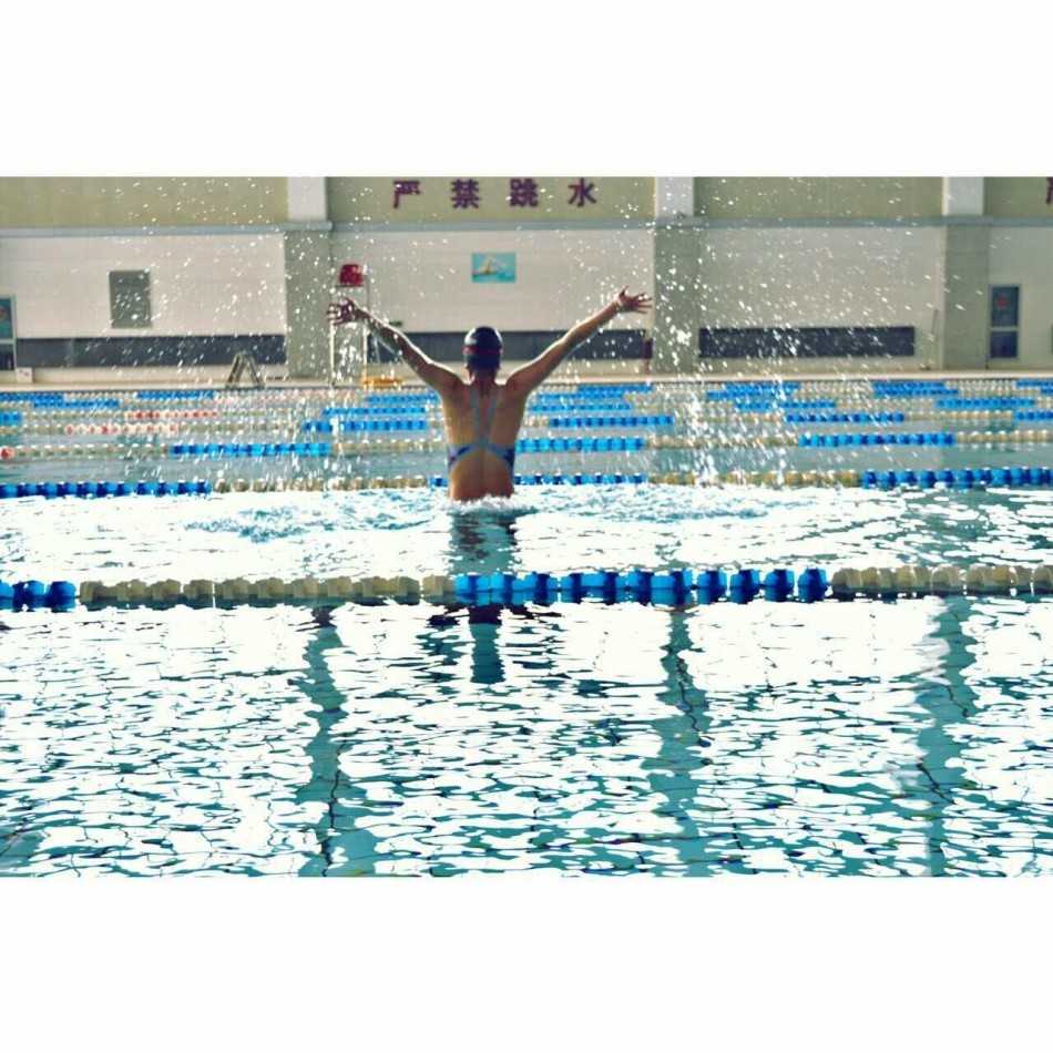 水珠沿着徐珏的脸颊滑落，定格下的瞬间既有运动后的酣畅淋漓，又不失女性柔美的精致感，展现了健康之美。