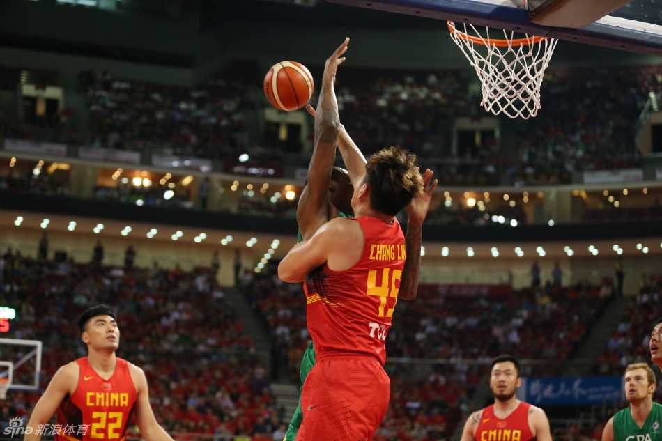 手感火热的李根在三分线外果断出手，篮球划出一道美丽的弧线直钻网窝，仿佛要将篮筐点燃。