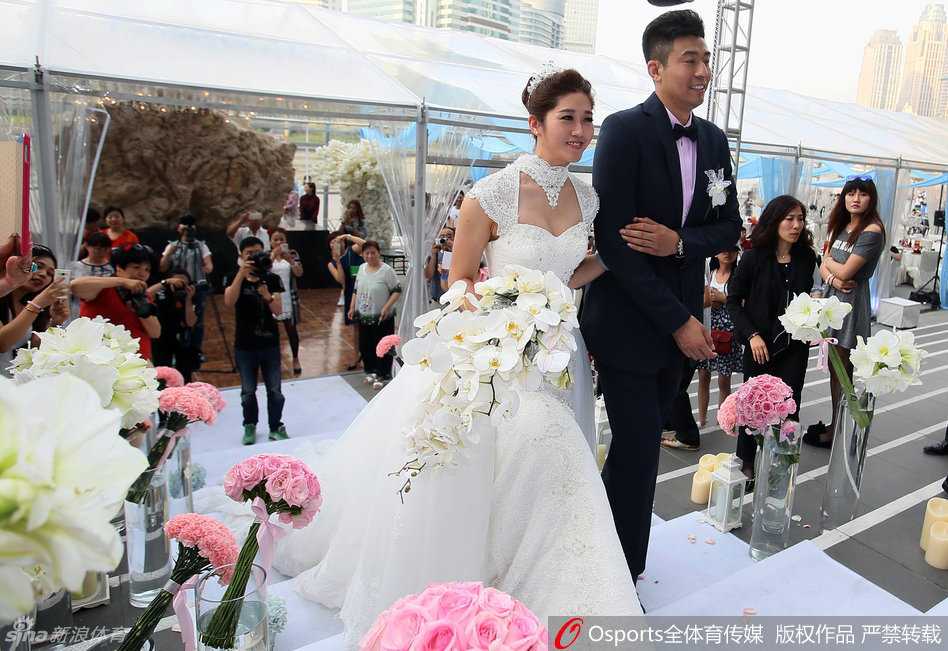 幸福满溢的新人徐磊和李莹，在婚礼上甜蜜相拥，两人脸上洋溢着对未来生活的无限憧憬与喜悦。