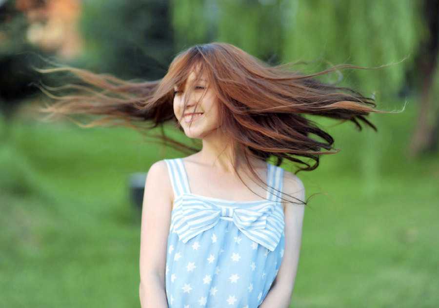 阳光透过窗帘洒在她身上，流川哈娜穿着宽松的T恤抱着篮球，眼神望向远方，仿佛在追寻着那个永远的神奈川夏天