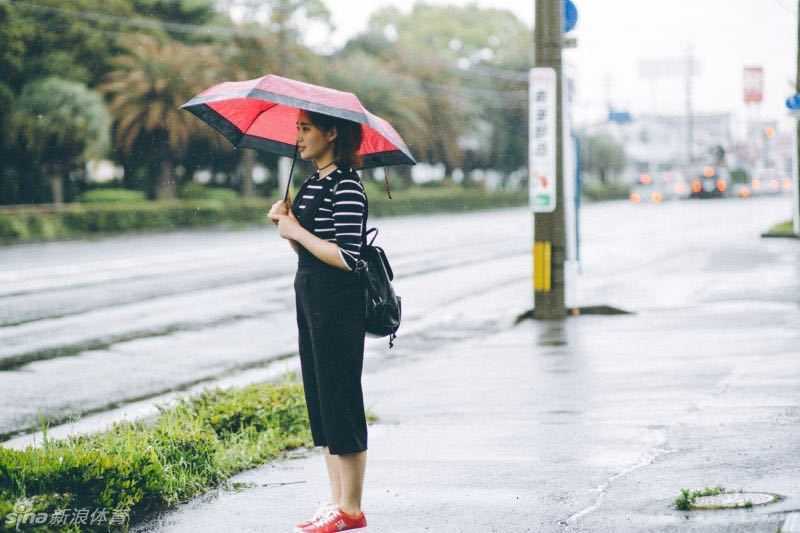返航的甲板上，全体成员面对镜头纵情欢呼，身后的海面波光粼粼，大家的手搭在一起，为这次难忘的海上篮球之旅画上圆满句号。