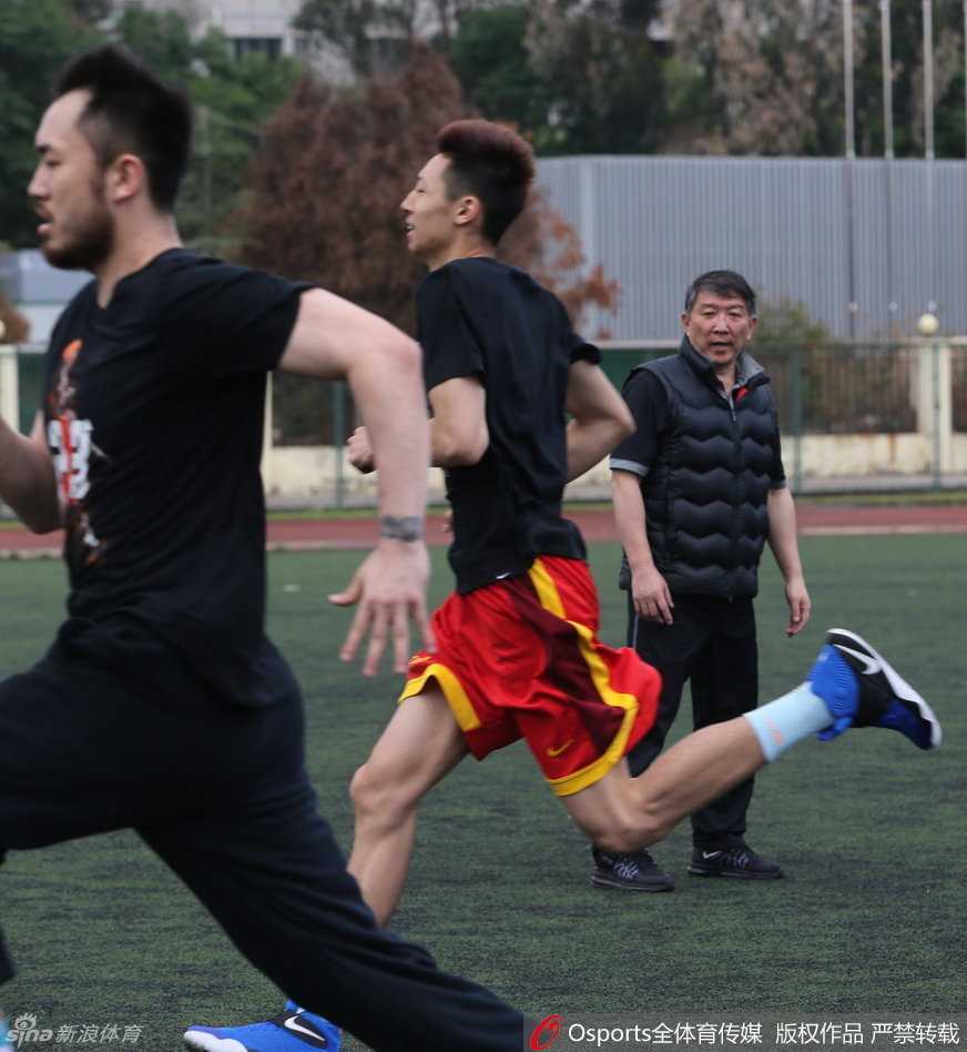 一名球员在田径场上张开双臂做出“大鹏展翅”的动作，仿佛要翱翔天际，充满活力的造型引来了队友关于他“肉最多”的调侃，现场欢声笑语不断