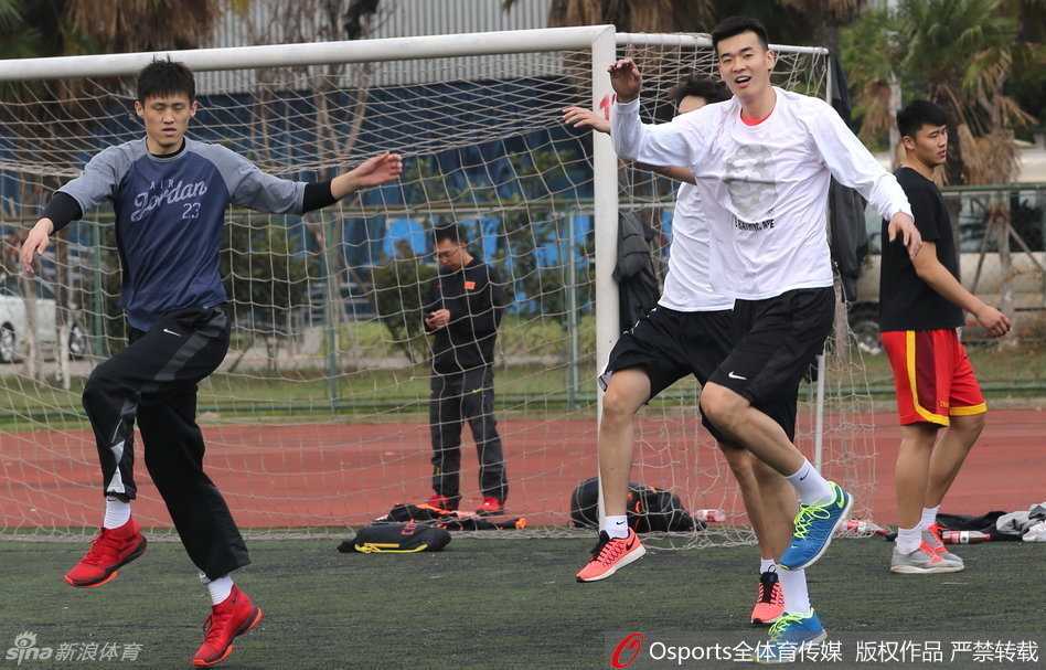 老教练崔万军看到弟子们玩得开心，自己也忍不住走出人群想要尝试一下训练动作，他那认真又带点羞涩的表情被队员们捕捉，大家纷纷起哄呐喊