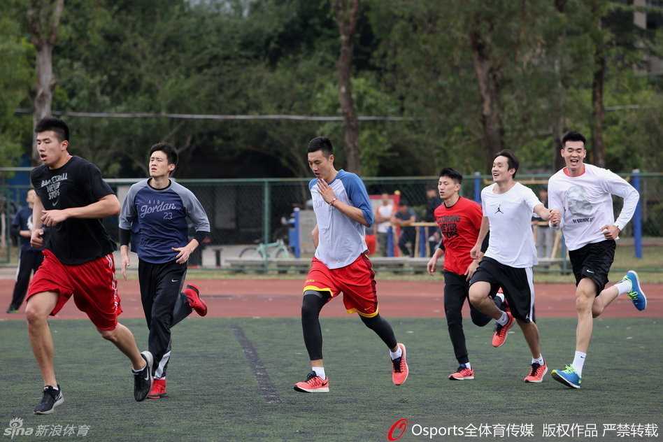 一位留着浓密胡须的男篮队员在进行步伐训练时，神情恍惚且陶醉，仿佛沉浸在自我的音乐节奏中，他的这一“灵魂出窍”瞬间被队友们争相模仿