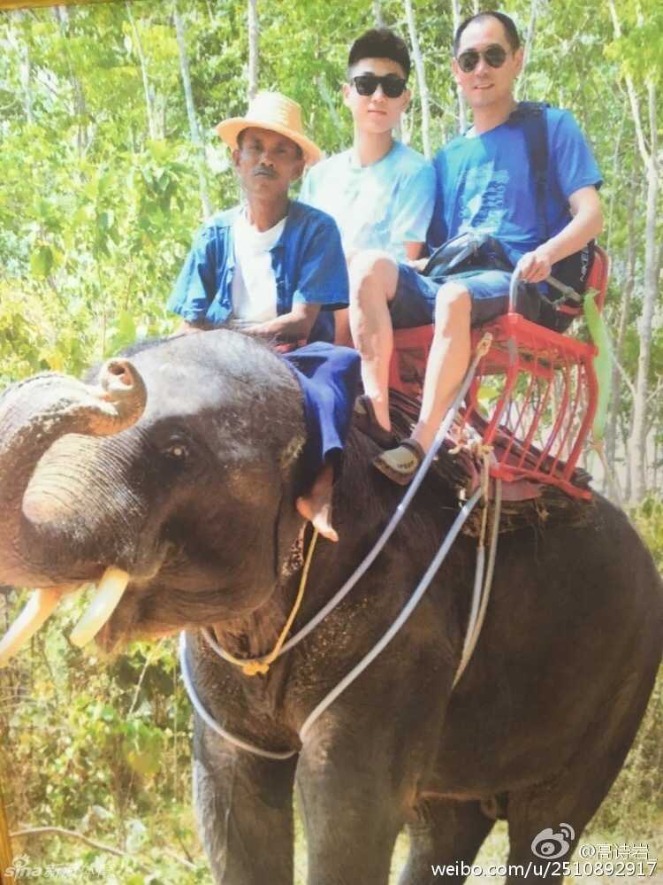 高诗岩与父母在海边亲密合影，父母脸上满是骄傲与慈爱，背景是广阔无垠的蔚蓝大海