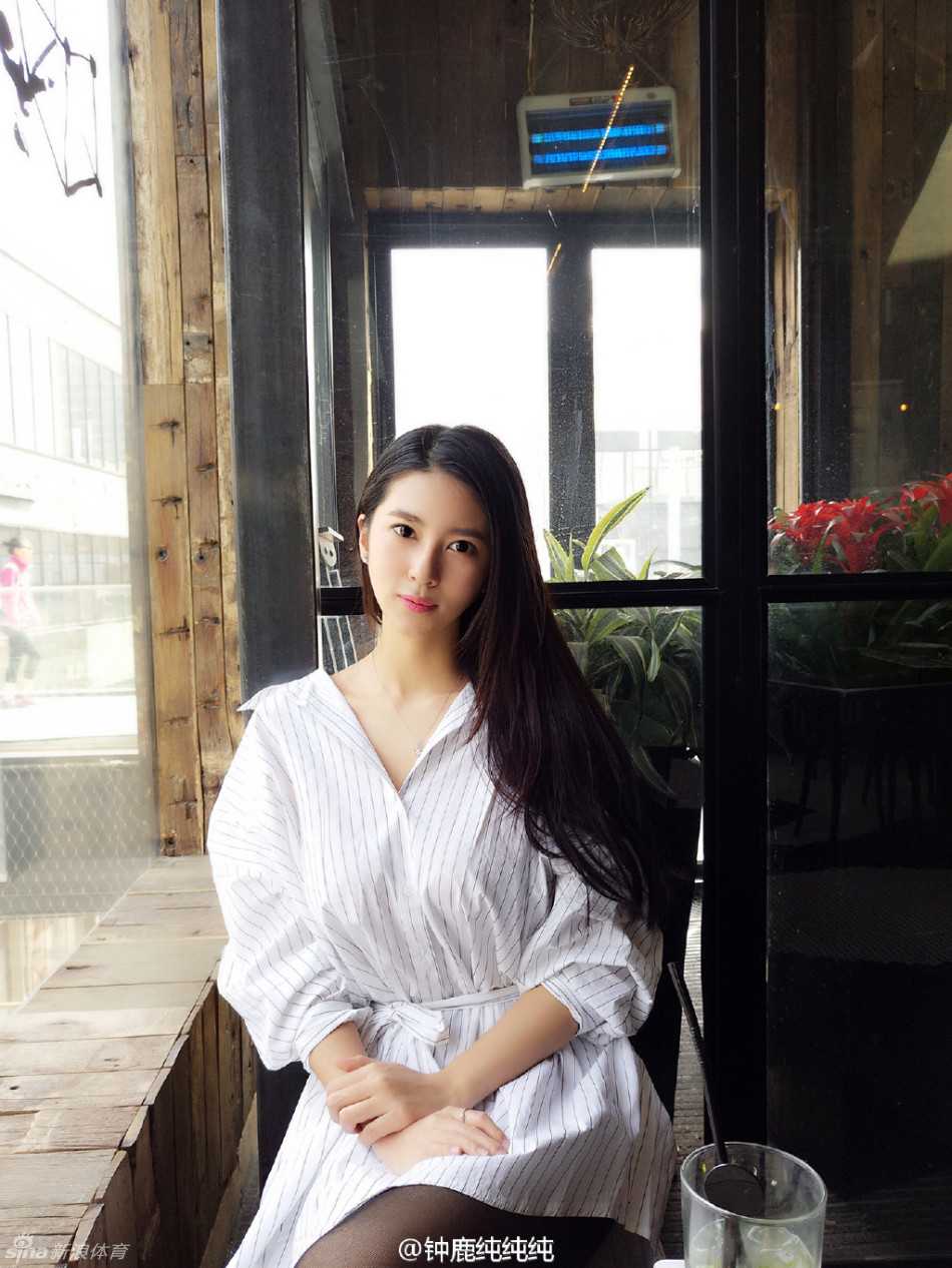 钟鹿纯身穿黑色泳衣，外搭一件轻薄的白色罩衫，湿漉漉的头发随意披散，慵懒中透出万种风情，尽显健康与自信的魅力。