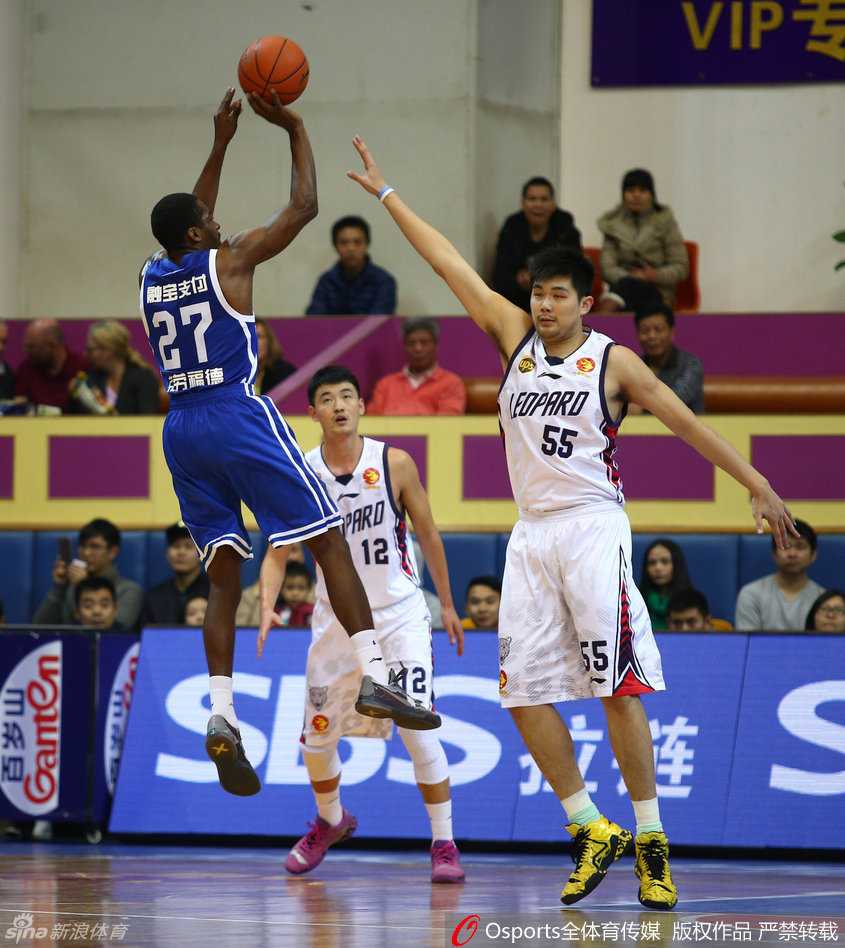 深圳队外援麦克奎尔在对方内线球员的干扰下，依然凭借强壮的身体和柔和的手感，完成了一次艰难的二次进攻上篮。