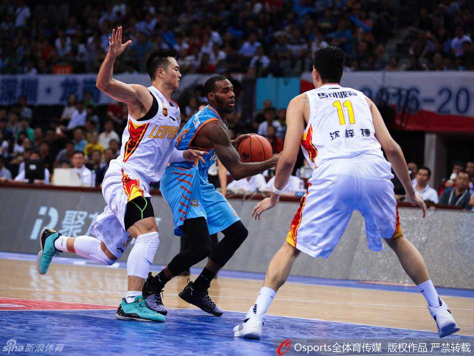 新疆队外援本蒂尔在进攻端试图组织策应，他高高跃起寻找队友，但在深圳队的严密防守下，这次进攻配合充满了不确定性。