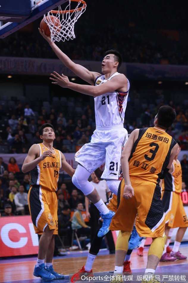 双方多名球员在篮下纠缠成一团，为了争夺宝贵的球权和篮板，每个人都拼尽了全力。