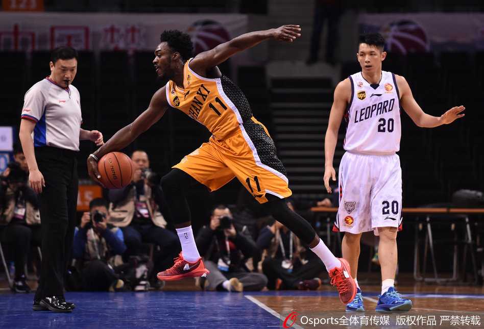山西外援富兰克林如闪电般持球突破，他眼中只有篮筐，以一敌三也要强行上篮得分。
