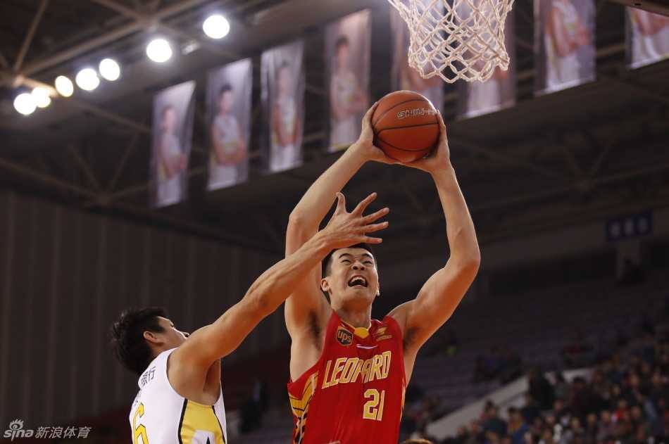 深圳外援帕戈持球观察队友跑位，面对防守人显得从容自信，即将送出关键一传。