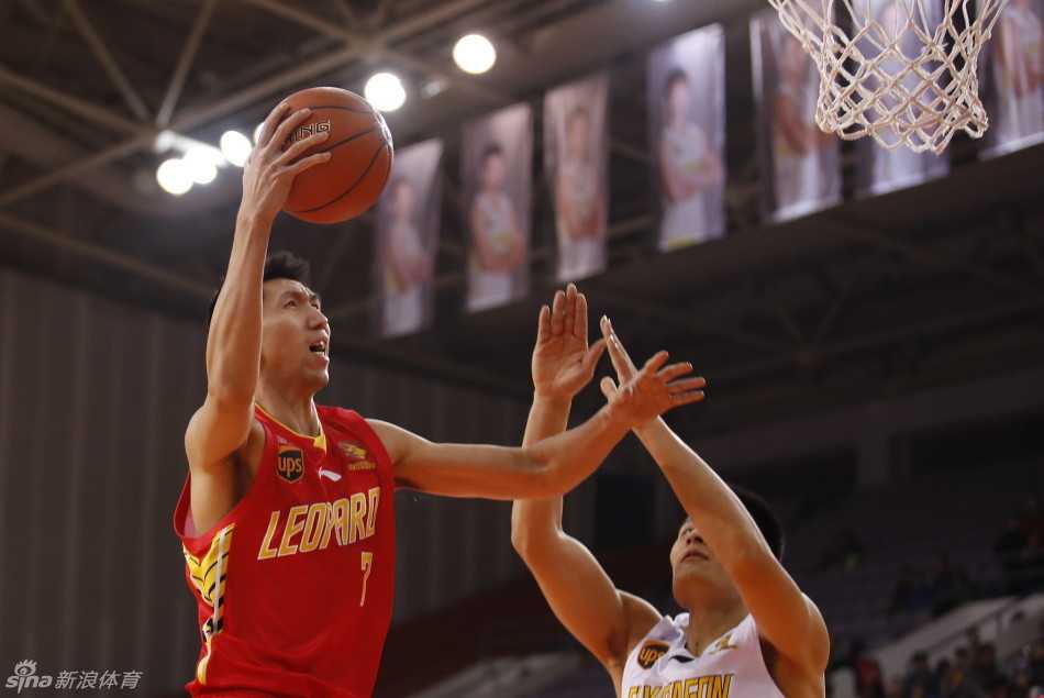 帕戈利用速度优势摆脱防守球员，面对补防的球员，在空中调整姿势完成一次精彩上篮。