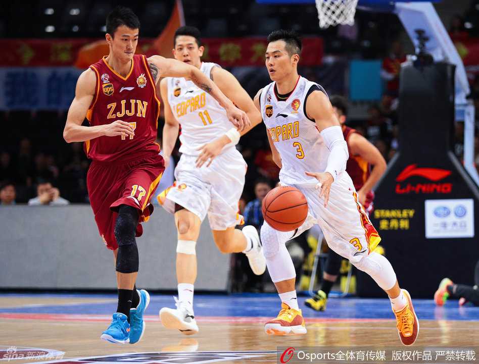 深圳队组织核心孟铎在场上冷静指挥，队友迅速跑位，准备执行关键战术。