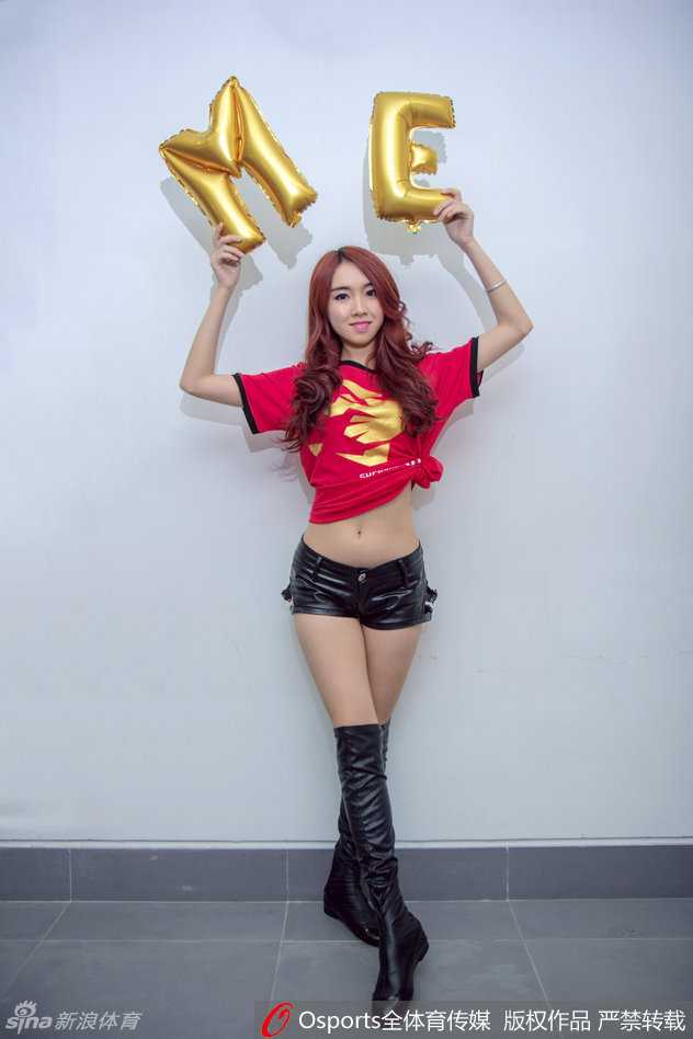 篮球宝贝扎着清爽马尾，双手高举加油棒，眼神坚定地望向看台，带领球迷齐声呐喊助威。