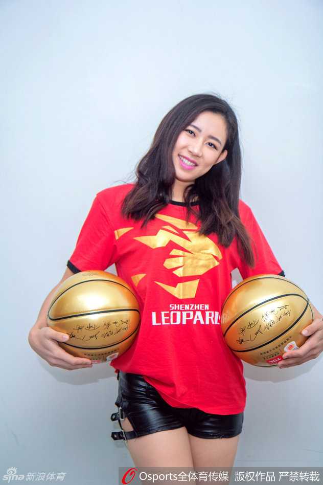 表演进入高潮，宝贝们奋力跃起，裙摆飞扬，整齐划一的动作展现出团队十足的默契与活力。