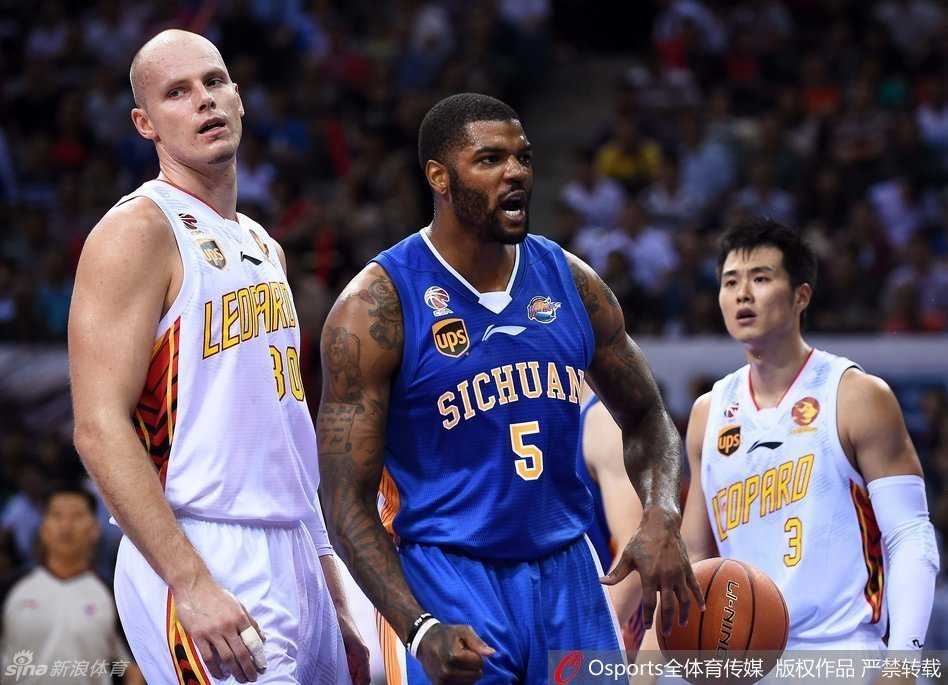 “鹰王”约什史密斯在拼抢中失衡重摔倒地，表情痛苦，队友哈达迪和对手纷纷围拢过来，这一刻，球场上的胜负暂时被对球员健康的担忧所取代。