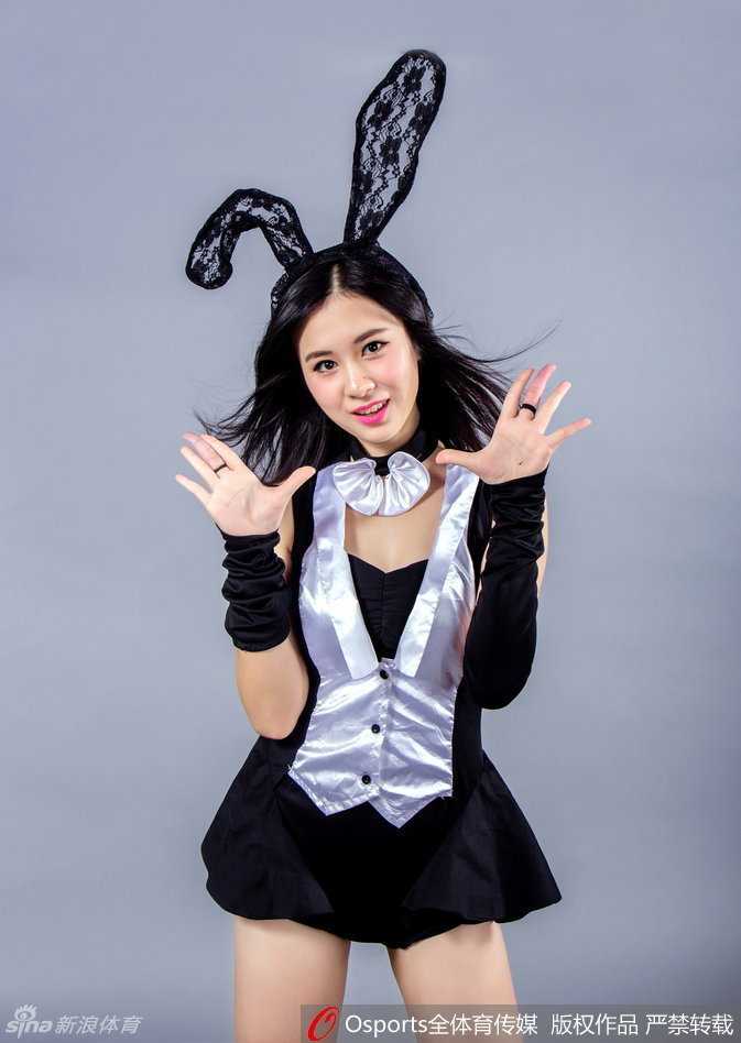 篮球宝贝面对镜头俏皮地眨眼，摆出可爱的姿势，她身上精致的兔女郎装饰和灿烂的笑容，让人感受到扑面而来的青春活力。