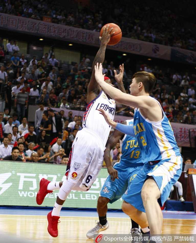 深圳队外援布朗如同利刃般冲破福建防线，闪电突破瞬间引爆全场惊呼