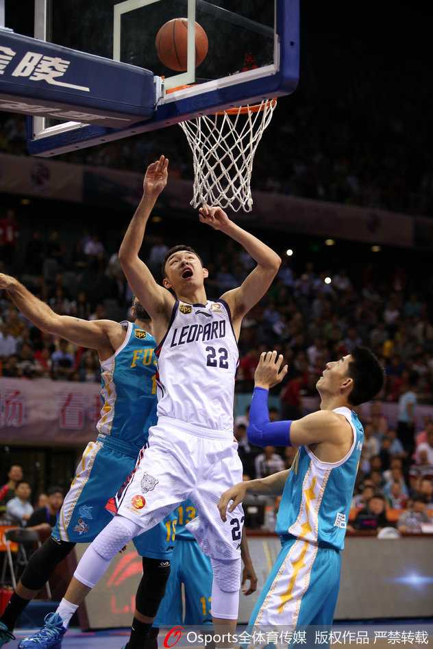 篮下对抗火星四溅，双方球员肌肉碰撞抢夺有利位置，战斗意志熊熊燃烧