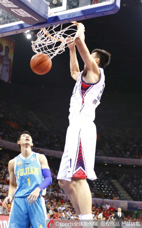 李慕豪高高跃起单手劈扣，如大鹏展翅般将球狠狠砸进篮筐，展现中国长城威力