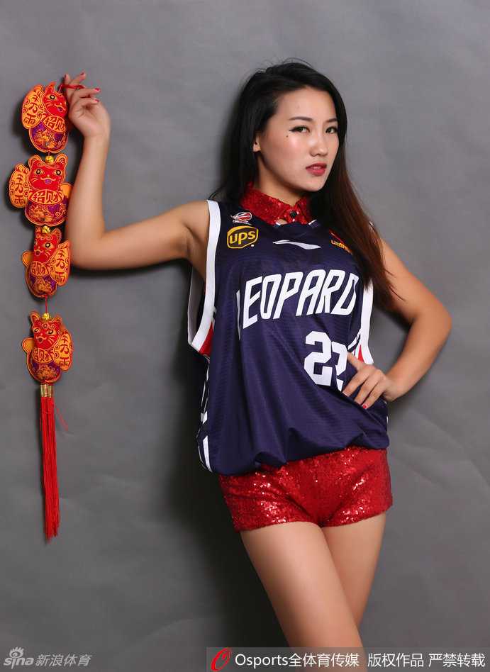 嘟嘴卖萌的篮球宝贝，手托中国结，可爱与性感并存，为您送上新春祝福。