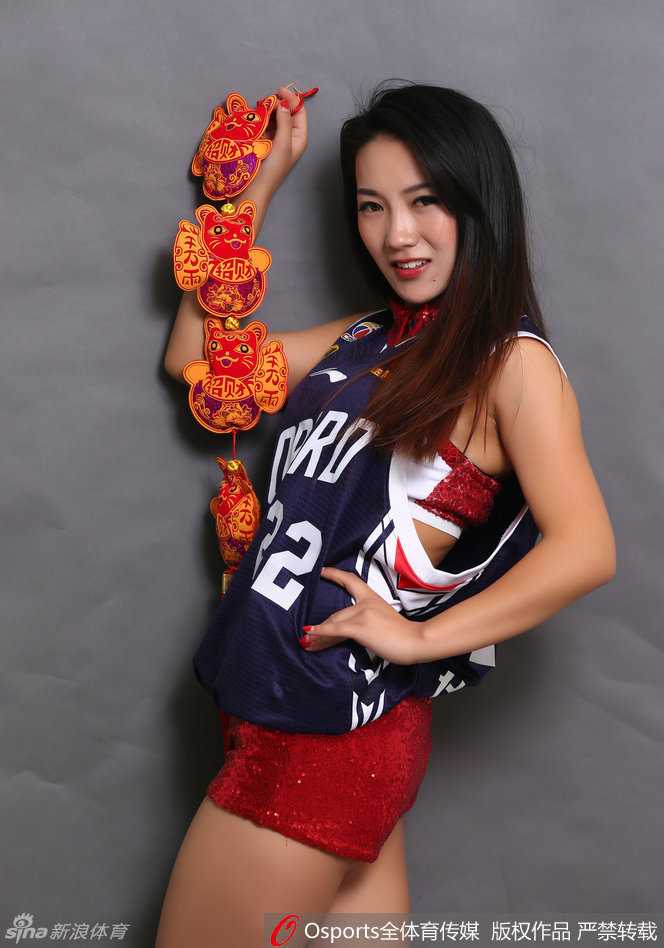 笑得温婉的篮球宝贝，手持中国结，端庄大气中透出运动之美，喜气洋洋。